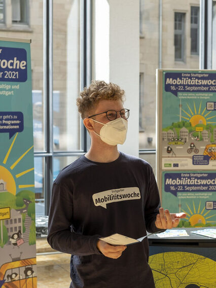 Ein Mitarbeiter der Stadt Stuttgart berät eine E-Mobilistin im Rahmen der ersten Stuttgarter Mobilitätswoche